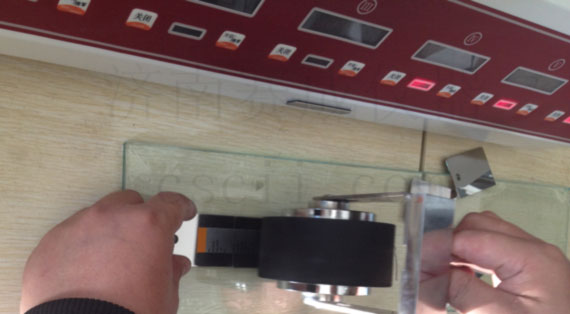 運(yùn)用濟(jì)南賽成CZY-6S持粘性檢測(cè)儀，測(cè)試不干膠標(biāo)簽持粘性試驗(yàn)